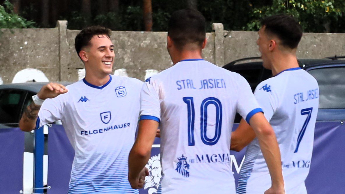 Trzech cieszących się portowców  Pogoń i Stal wciąż bez porażki Pierwsze zwycięstwo Victorii PODSUMOWANIE