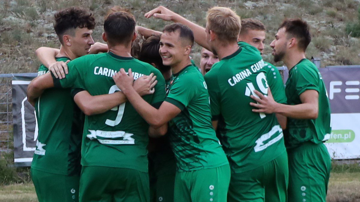 Grupa cieszących się sportowców  Carina wygrywa z Wartą Sześć bramek Odry Zwycięstwo Lechii WYNIKI