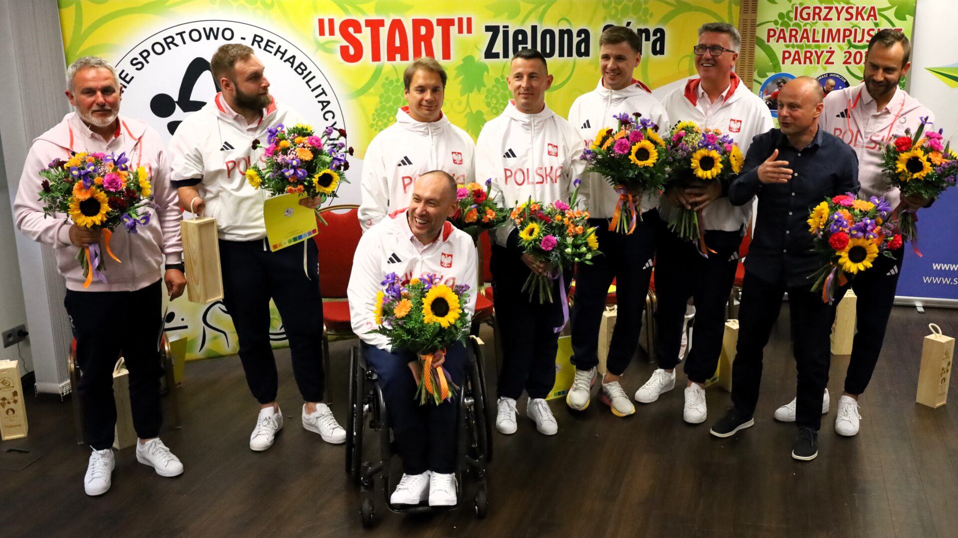 Start Zielona Góra Dziewięciu mężczyzn z kwiatami Zielona Góra dumna ze swoich paralimpijczyków