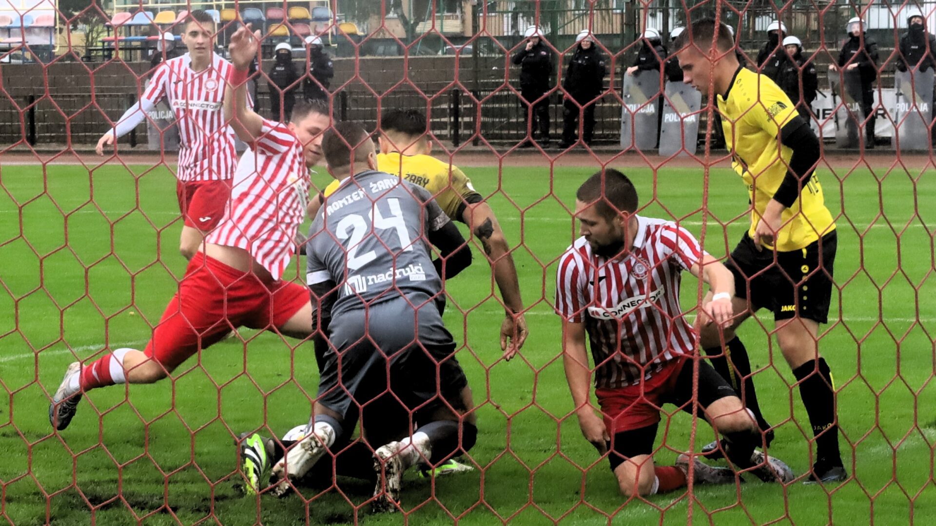 Sześciu mężczyzn na boisku  Dozamet bezlitosny dla Promienia Hat trick Lewickiego ZDJĘCIA