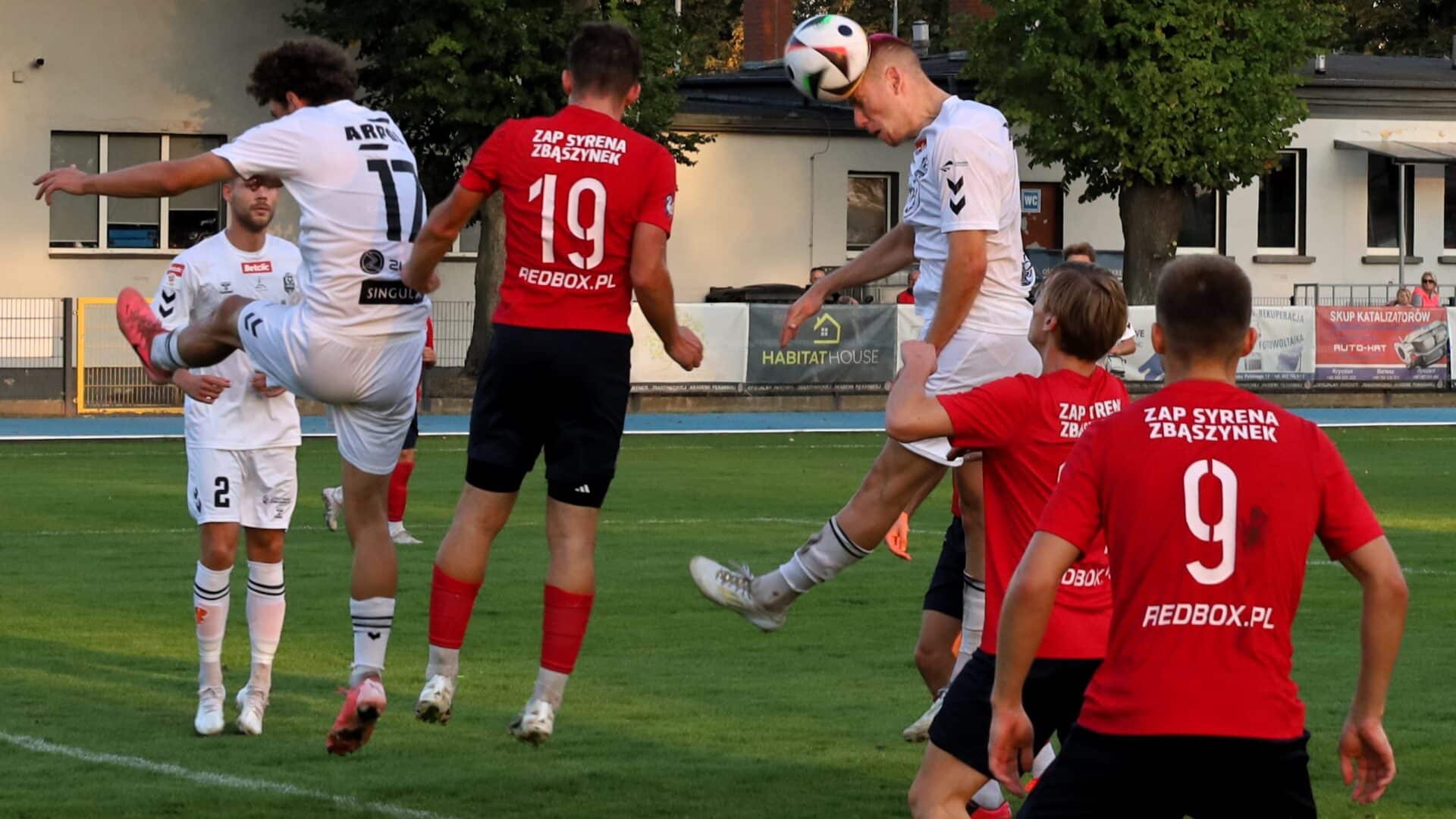 Dziewięciu mężczyzn gra w piłkę  Cztery bramki w Zbąszynku Lechia gra dalej Syrena za burtą ZDJĘCIA