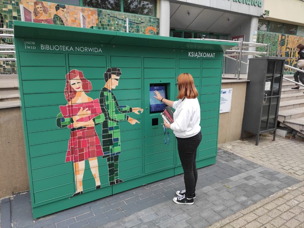 Książkomat przed biblioteką w Zielonej Górze. Fot. Dariusz Nowak