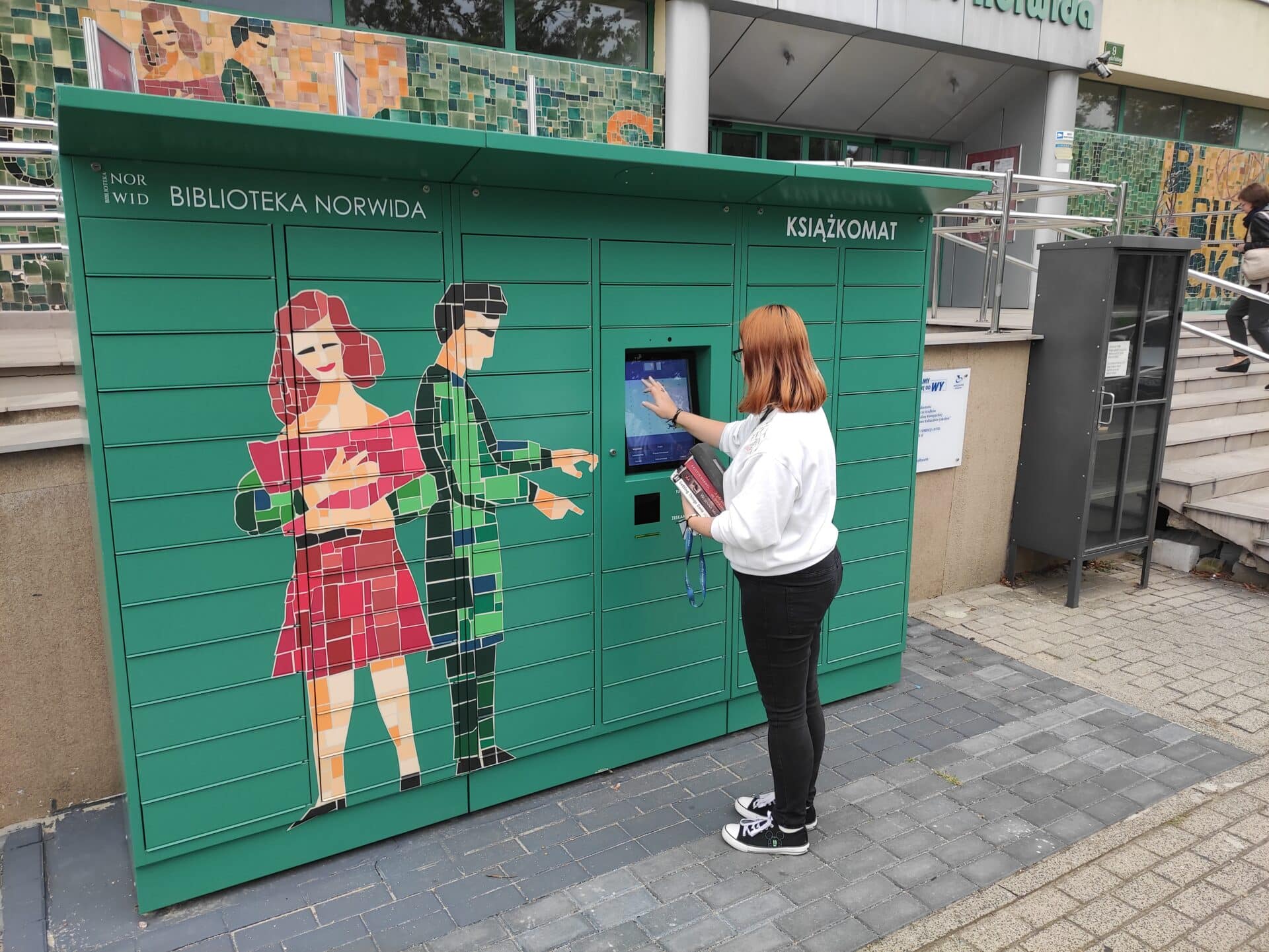 Książkomat przed biblioteką w Zielonej Górze Fot Dariusz Nowak  Książkomat to hit Bookstacja będzie kolejnym