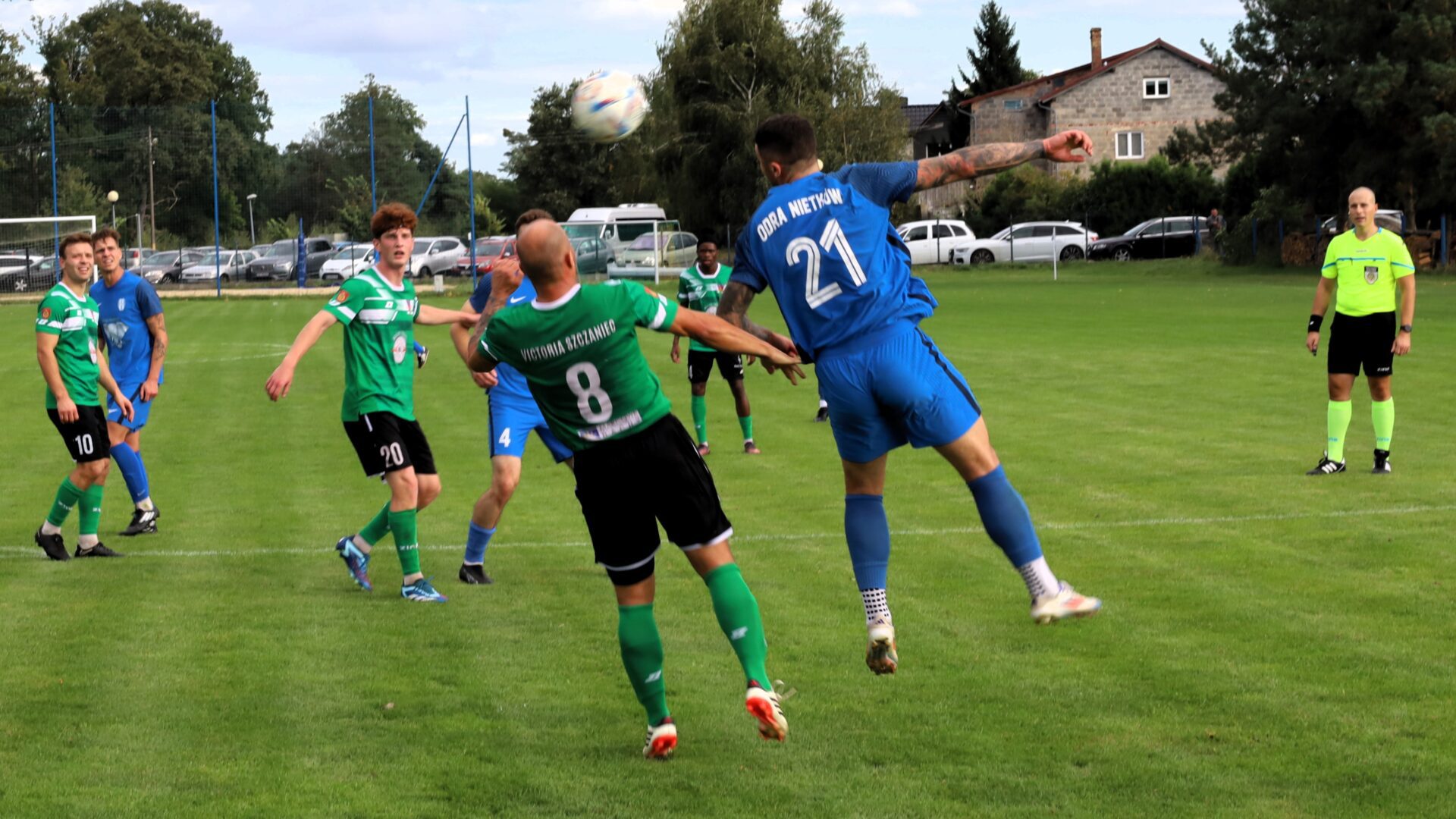 Odra Nietków - Victoria Szczaniec Dziewięciu piłkarzy i sędzia na boisku Odra lepsza od Victorii Wynik ustalony po 11 minutach ZDJĘCIA