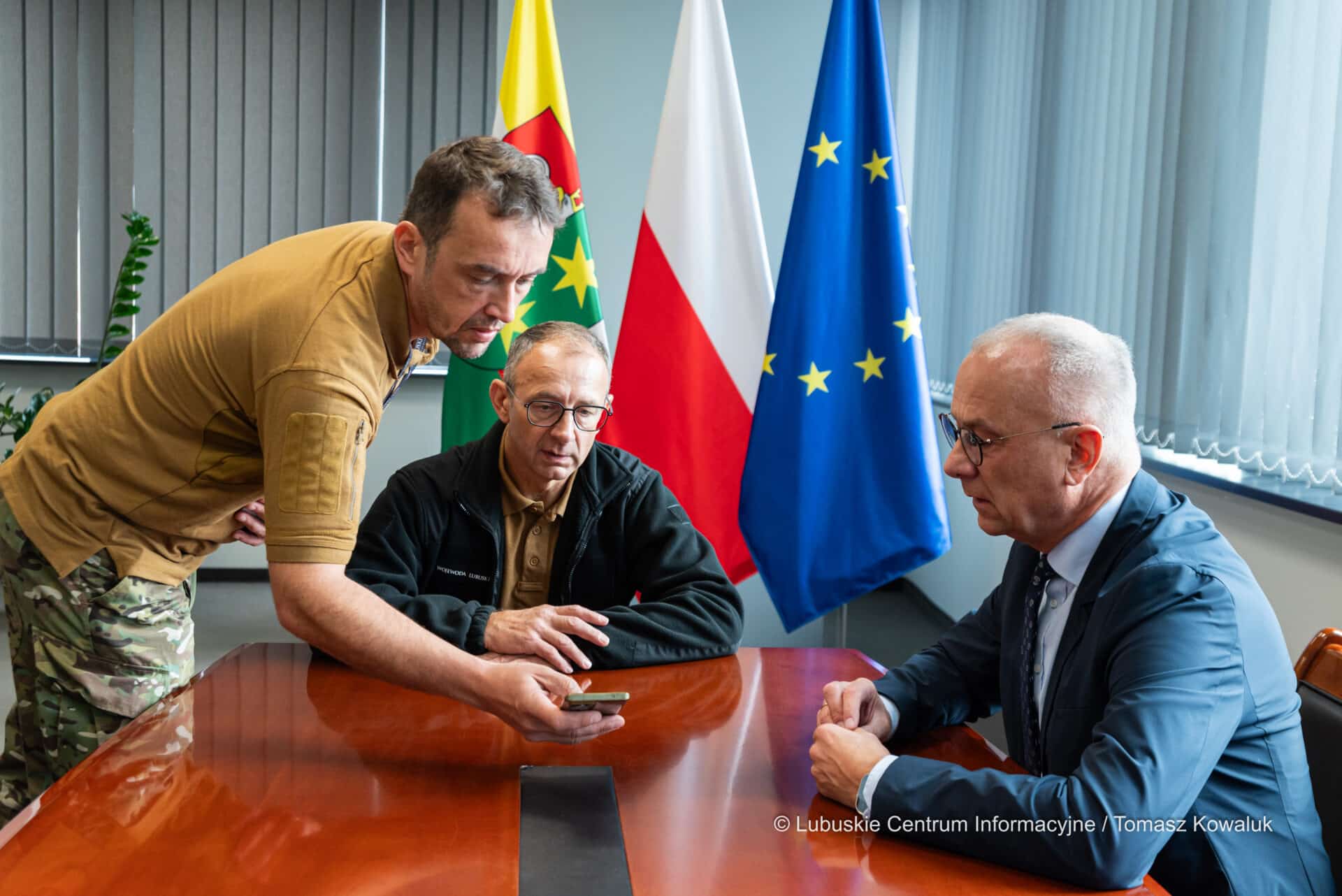 Marszałek województwa i wojewoda lubuski w gotowości na spotkaniu  Służby kryzysowe w regionie w gotowości ZDJĘCIA