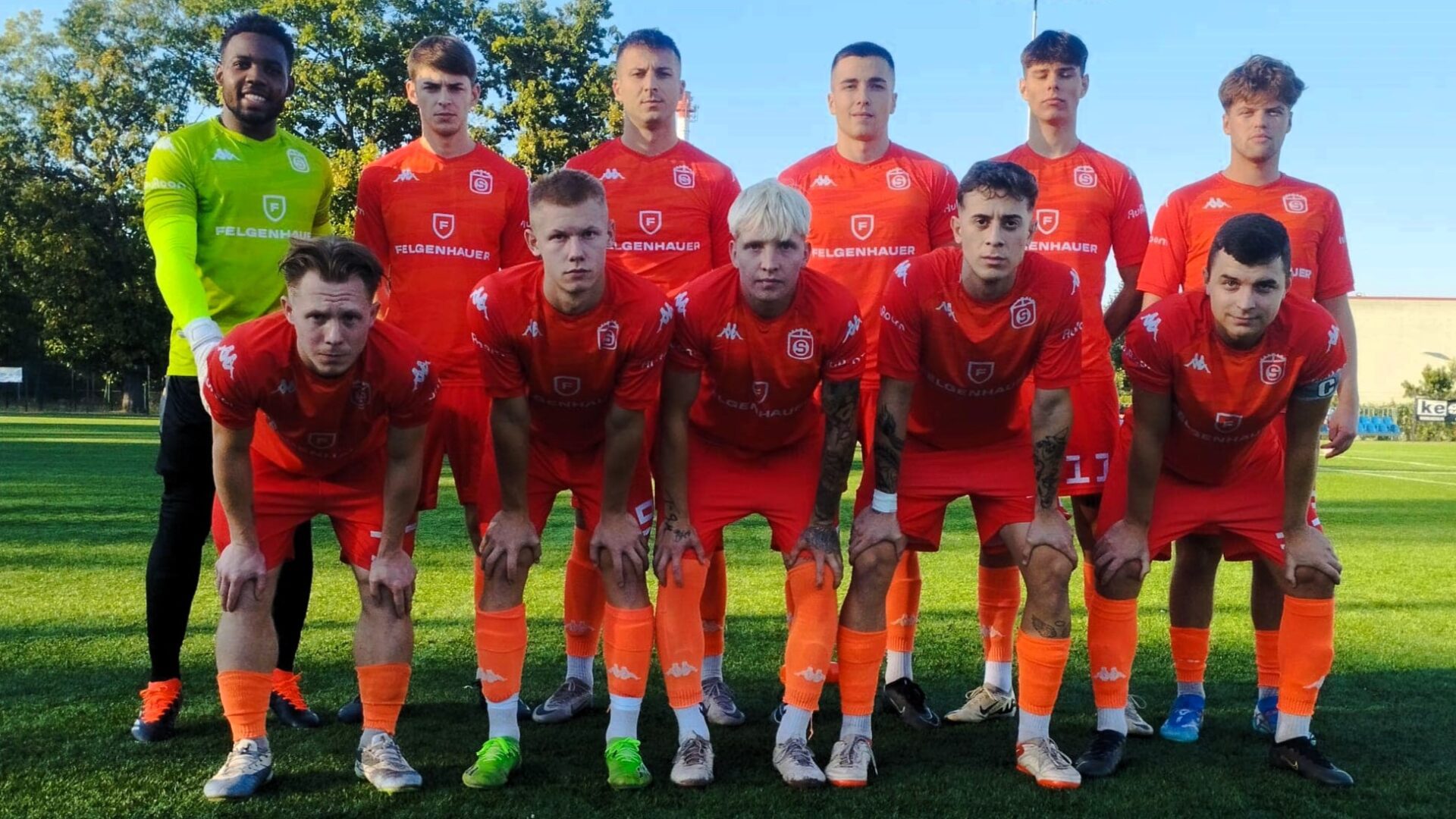 Jedenastu mężczyzn w sportowych strojach  Sześć bramek Ilanki Czarni podziękowali trenerowi PODSUMOWANIE