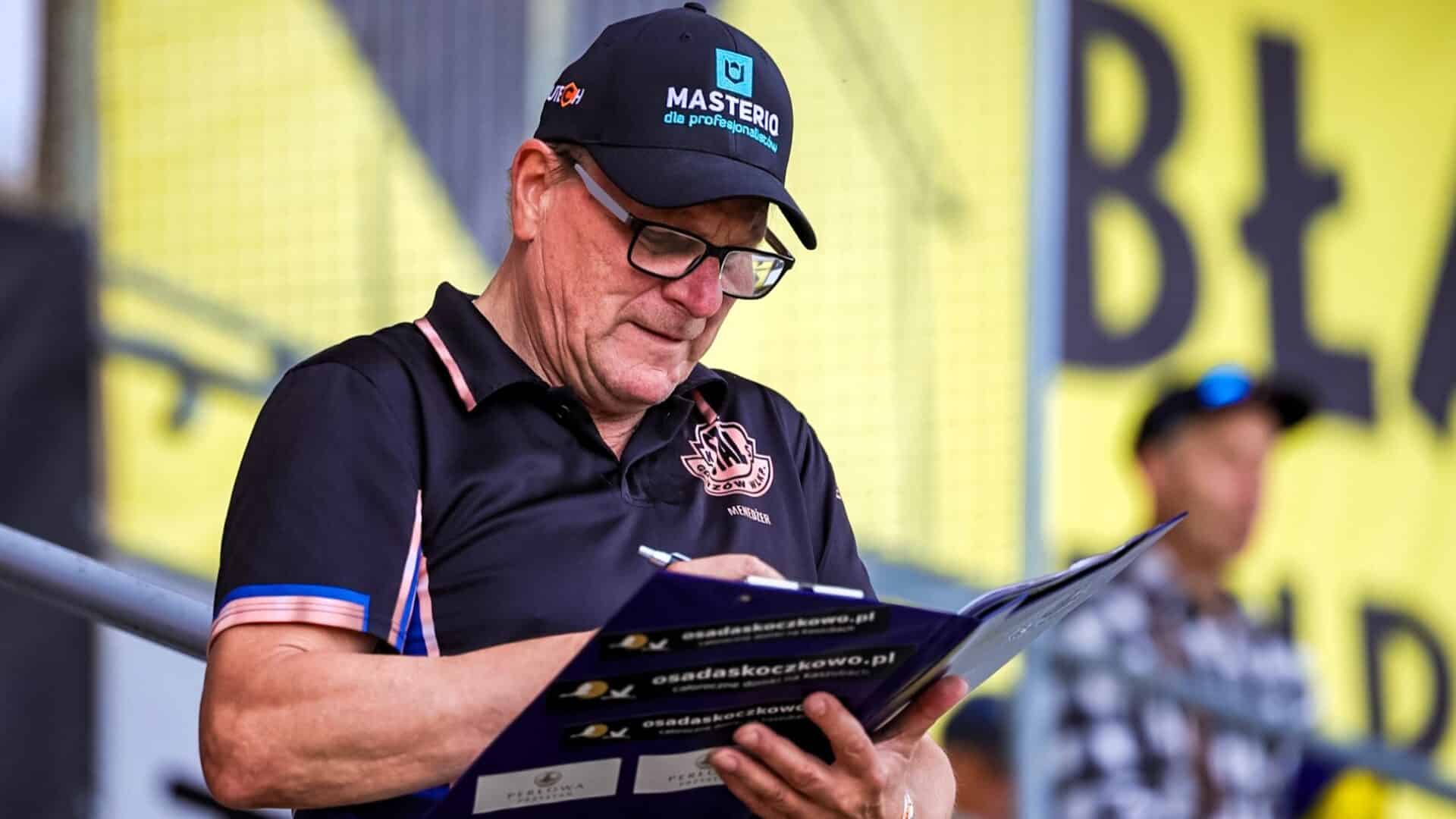 Mężczyzna z notatnikiem  Stal odpada z wyścigu o złoto i zwalnia trenera