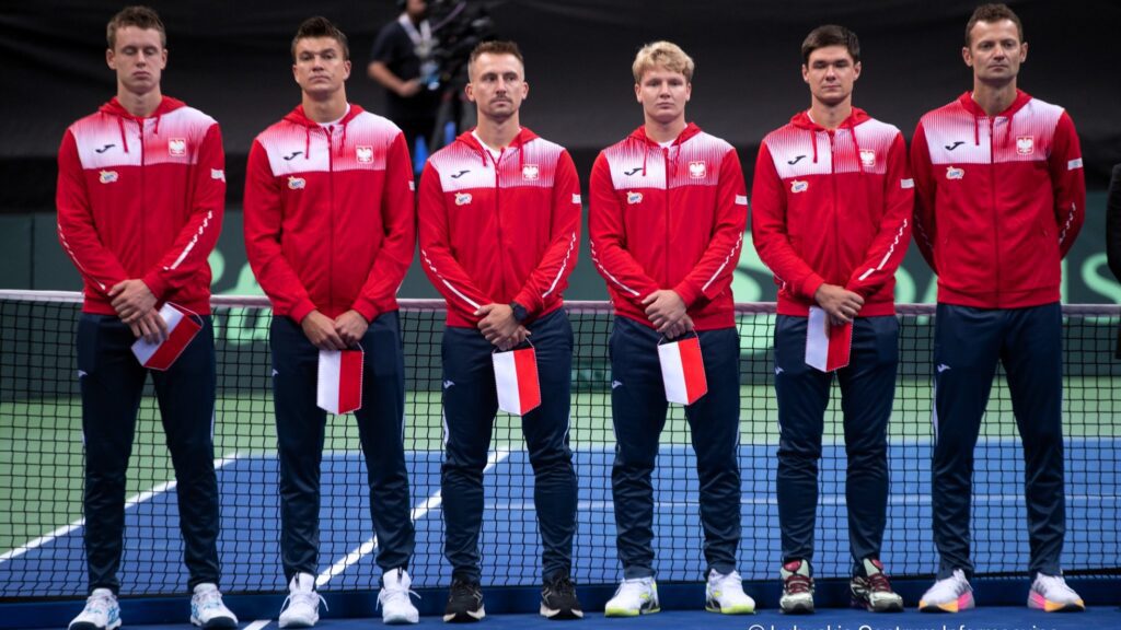 Ruszył mecz Pucharu Davisa w Zielonej Górze! (AKTUALIZACJA) Sześciu mężczyzn w sportowych strojach