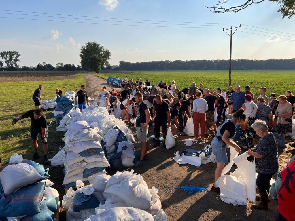 W umacnianie wałów zaangażowali się mieszkańcy Klenicy oraz pobliskich miejscowości Fot. Krzysztof Gola