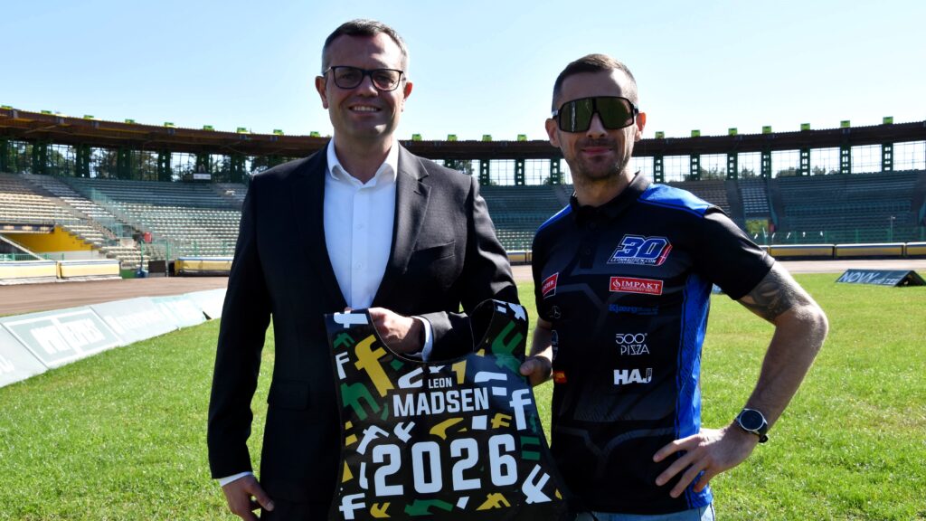 Dwaj mężczyźni na tle trybun