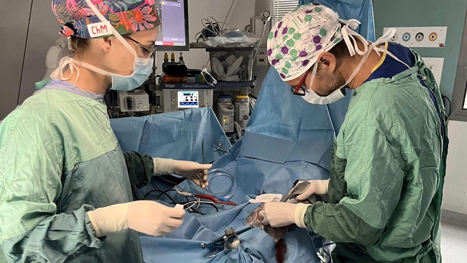 Lekarze w trakcie operacji  Trwa operacja na otwartym mózgu a pacjent rozmawia z chirurgami