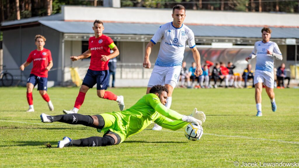 Pięciu mężczyzn na boisku