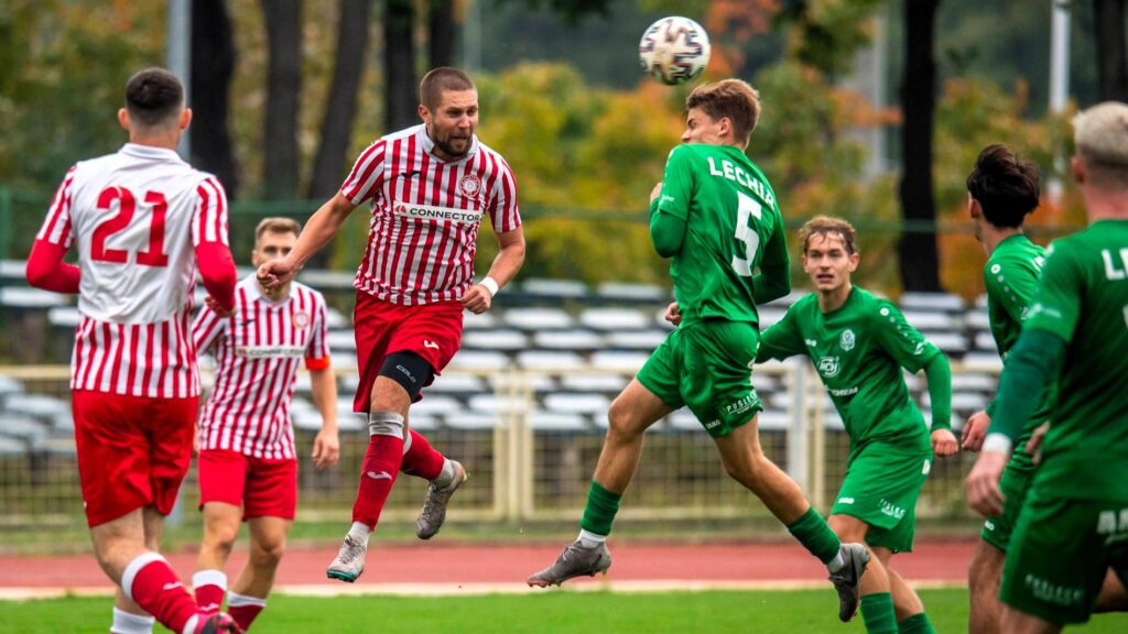 Siedmiu mężczyzn grających w piłkę