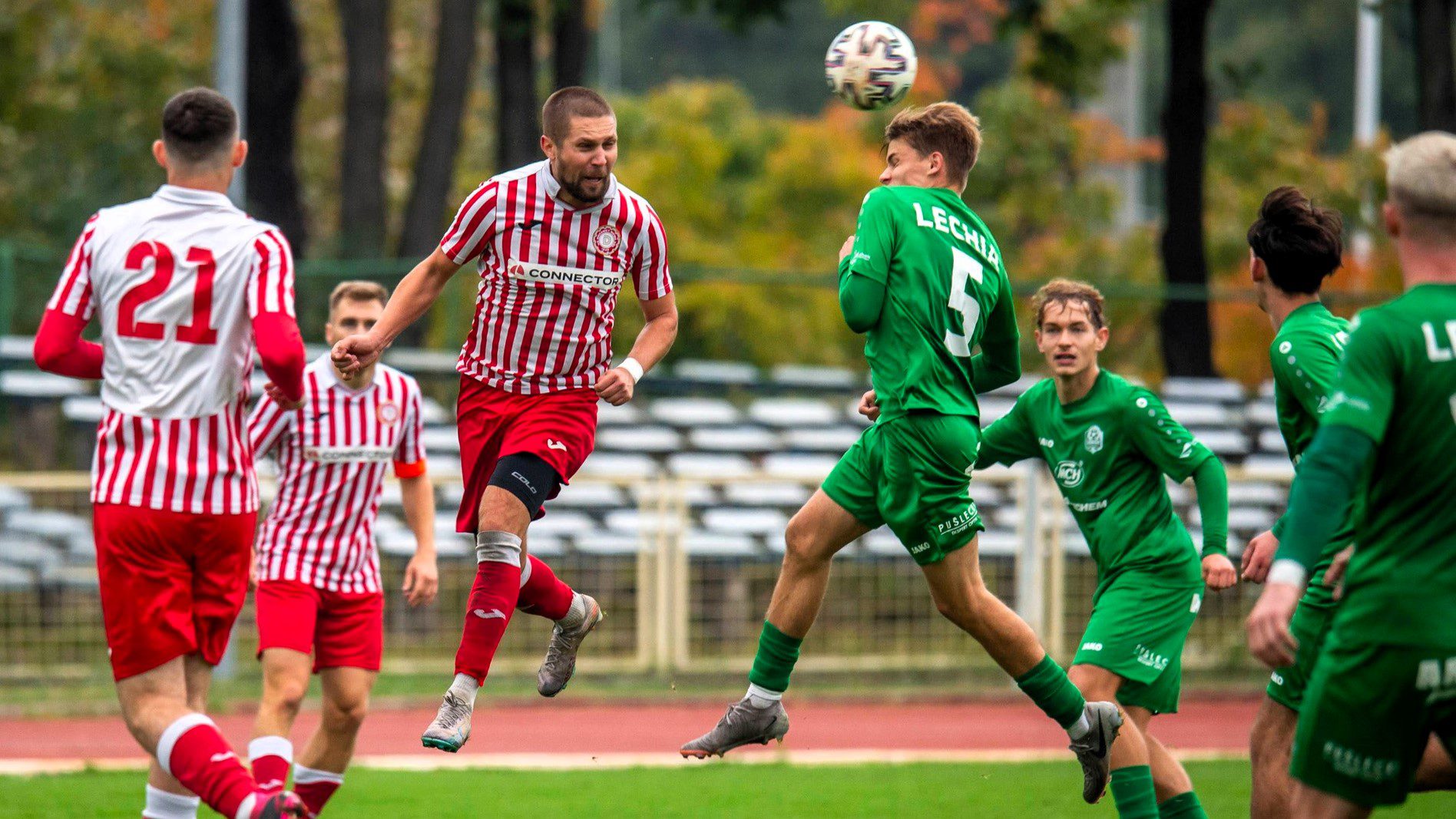 Siedmiu mężczyzn grających w piłkę  Ilanka nie pęka Dozamet gra do końca Ale karty rozdaje Stal PODSUMOWANIE