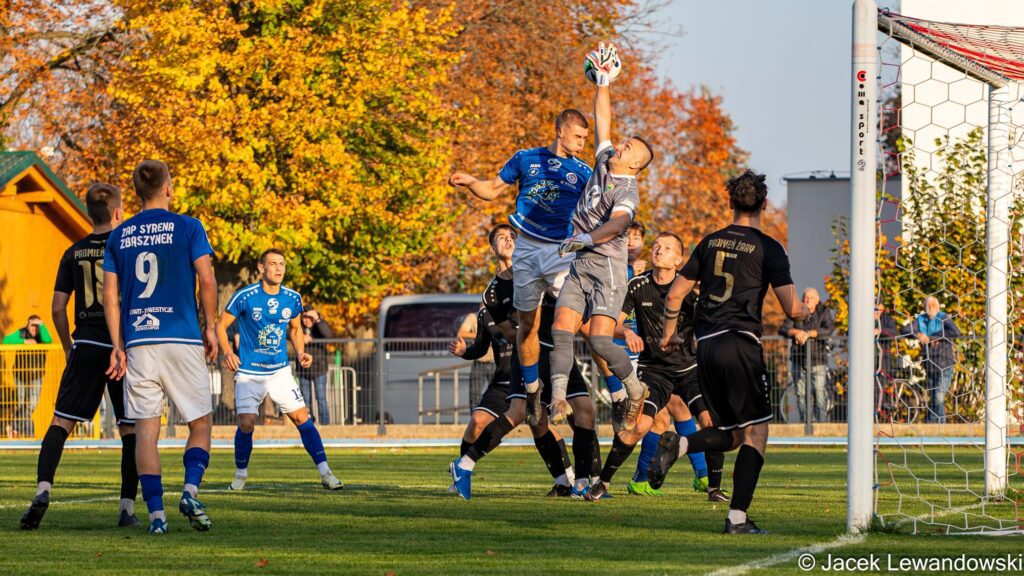 Dziesięciu mężczyzn gra w piłkę