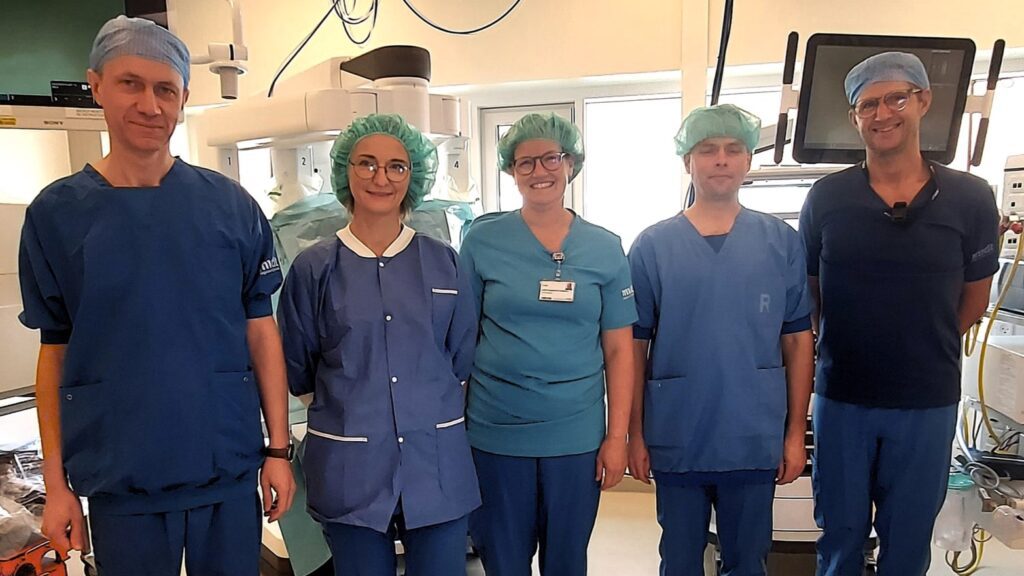 Pięcioro lekarzy w fartuchach i czepkach