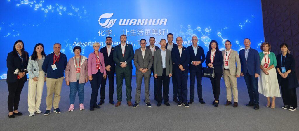 Uczestnicy Konferencji Liderów Lokalnych Chin i Europy Środkowo-Wschodniej w Yantai w prowincji Shandong we wschodnich Chinach.