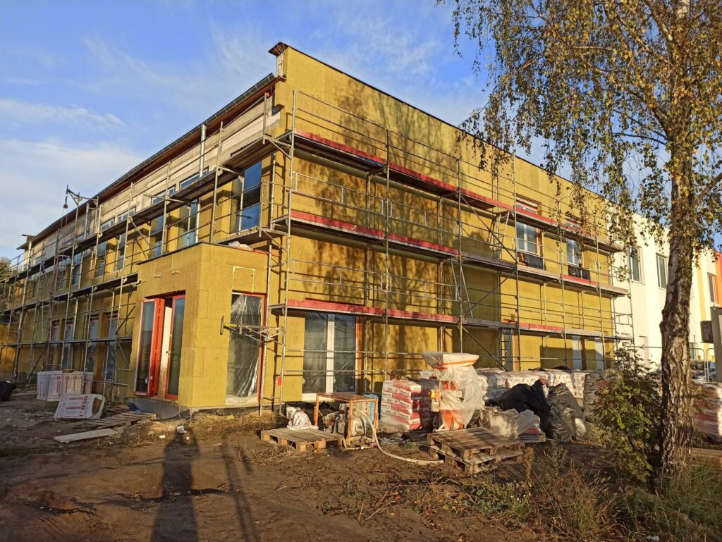 Budynek Zakłądu Aktywizacji Zawodowej w Sulechowie podczas prac remontowych.