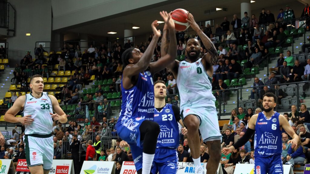 Pięciu mężczyzn gra w koszykówkę