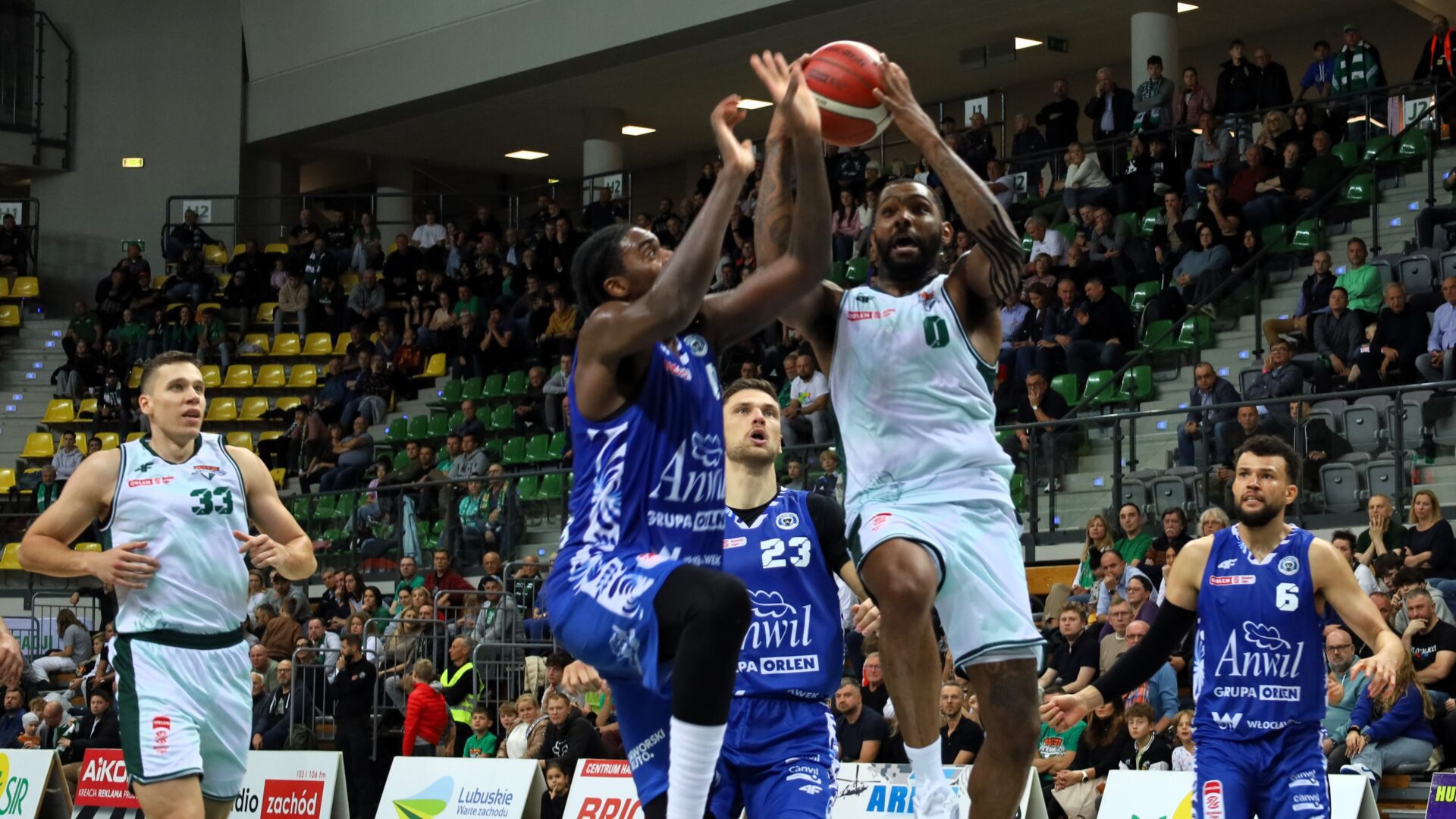 Pięciu mężczyzn gra w koszykówkę  Zastal nie zrobił krzywdy Anwilowi ZDJĘCIA