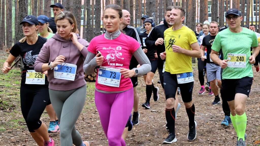 Grupa biegnących osób