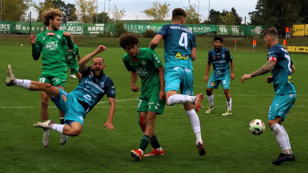 Mężczyźni grający w piłkę