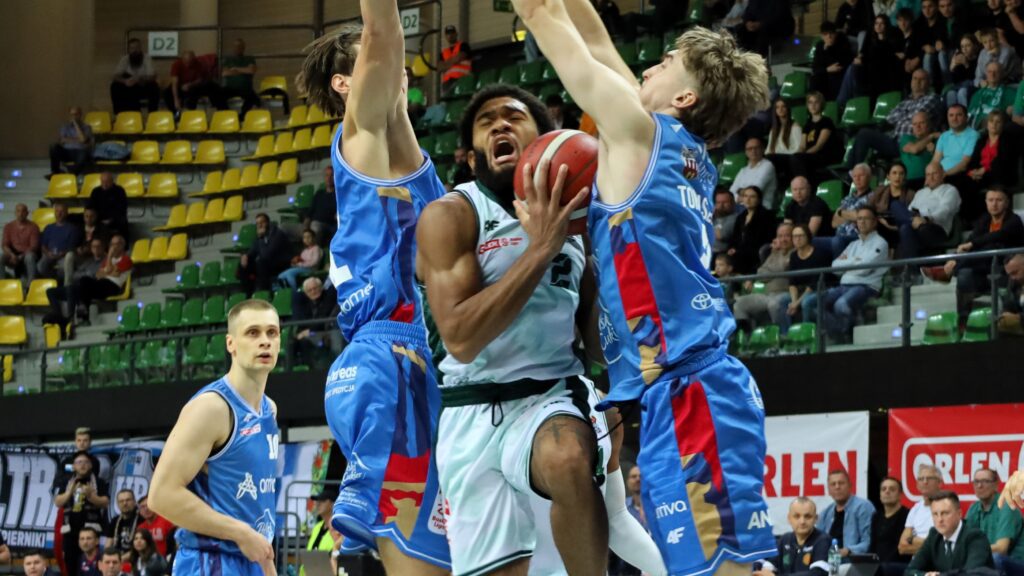 Czterech mężczyzn grających w koszykówkę