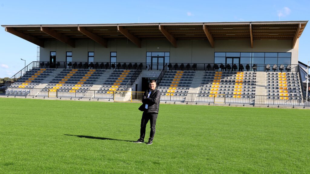 Mężczyzna na boisku