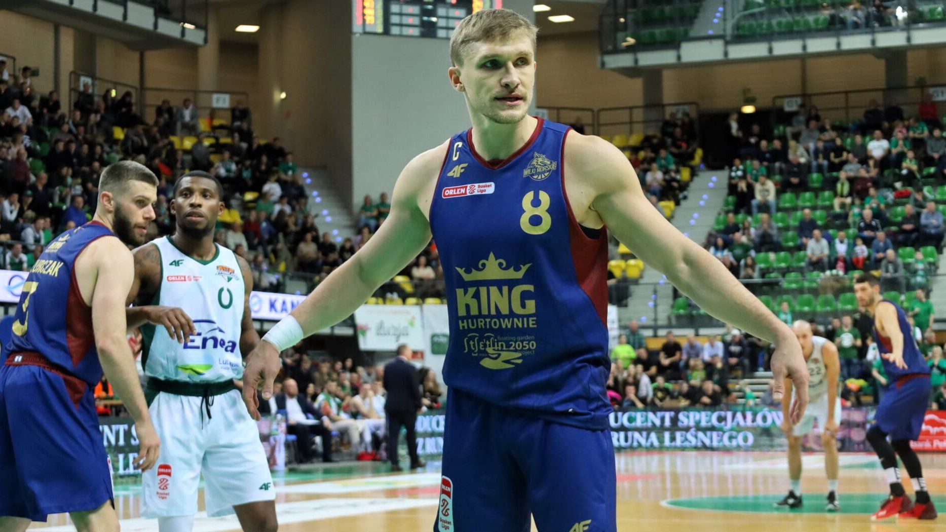 Pięciu mężczyzn w sportowych strojach  Filip Matczak wraca do Zastalu Zielona Góra