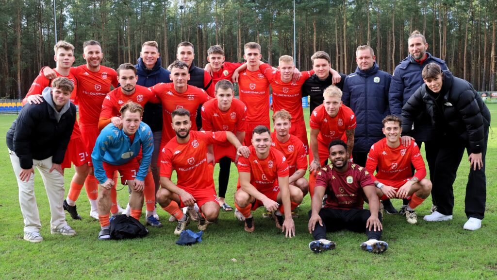 Grupa mężczyzn w sportowych strojach