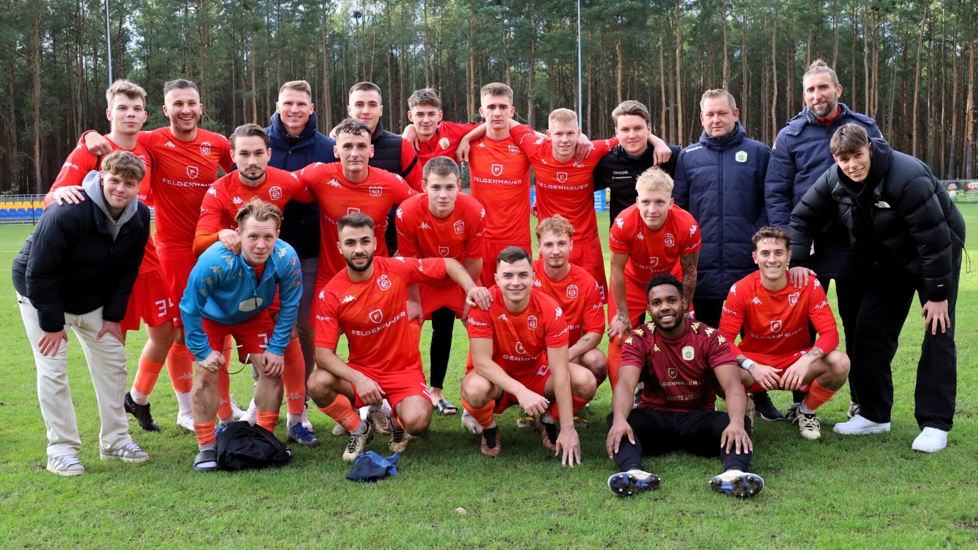 Grupa mężczyzn w sportowych strojach  Stal robi swoje Dozamet miażdży Obrodziło hat trickami PODSUMOWANIE