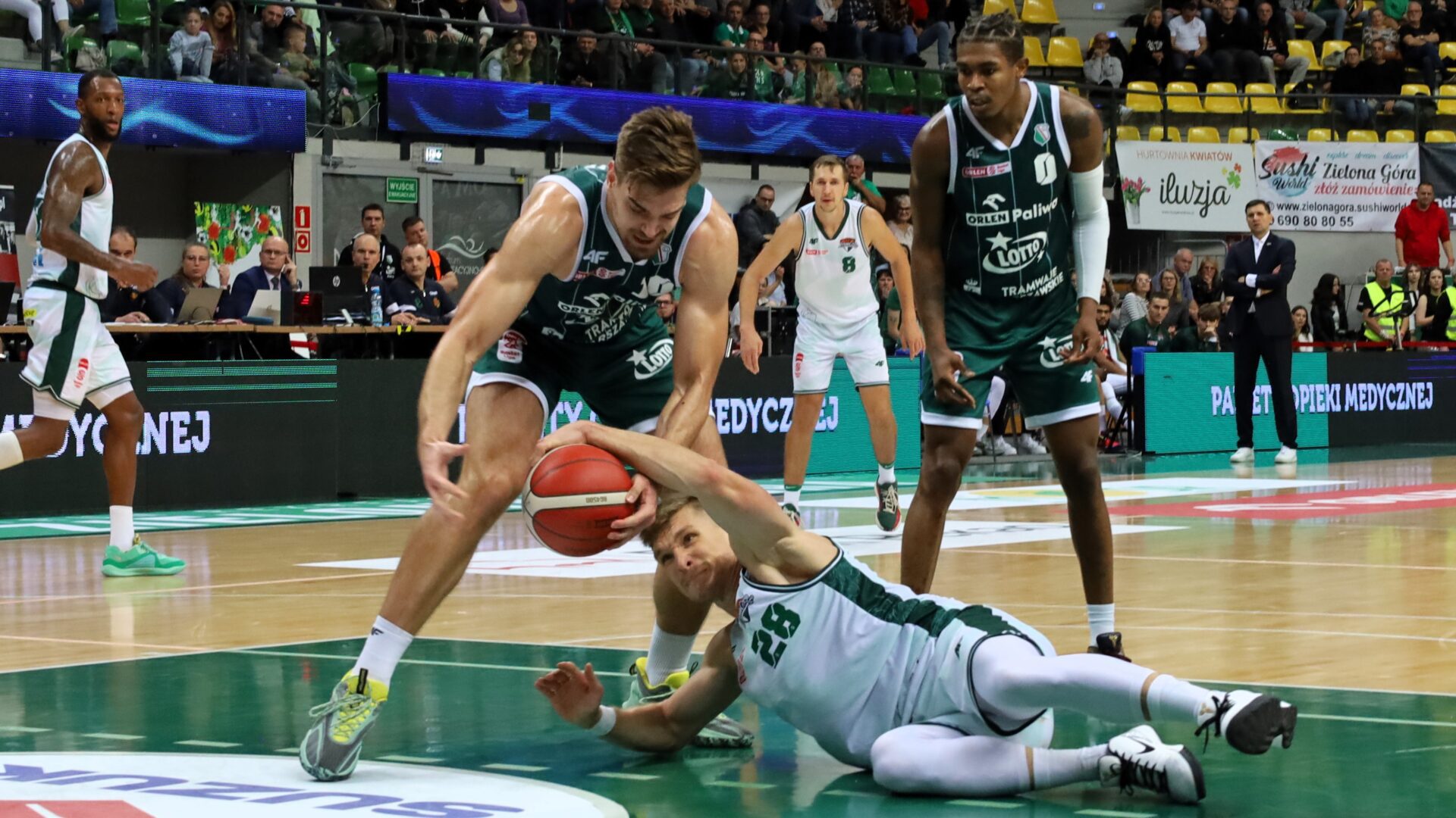 Zastal Zielona Góra - Legia Warszawa Dwaj koszykarze walczą o piłkę Trzecia kwarta zabiła Zastal Przykro było na to patrzeć ZDJĘCIA