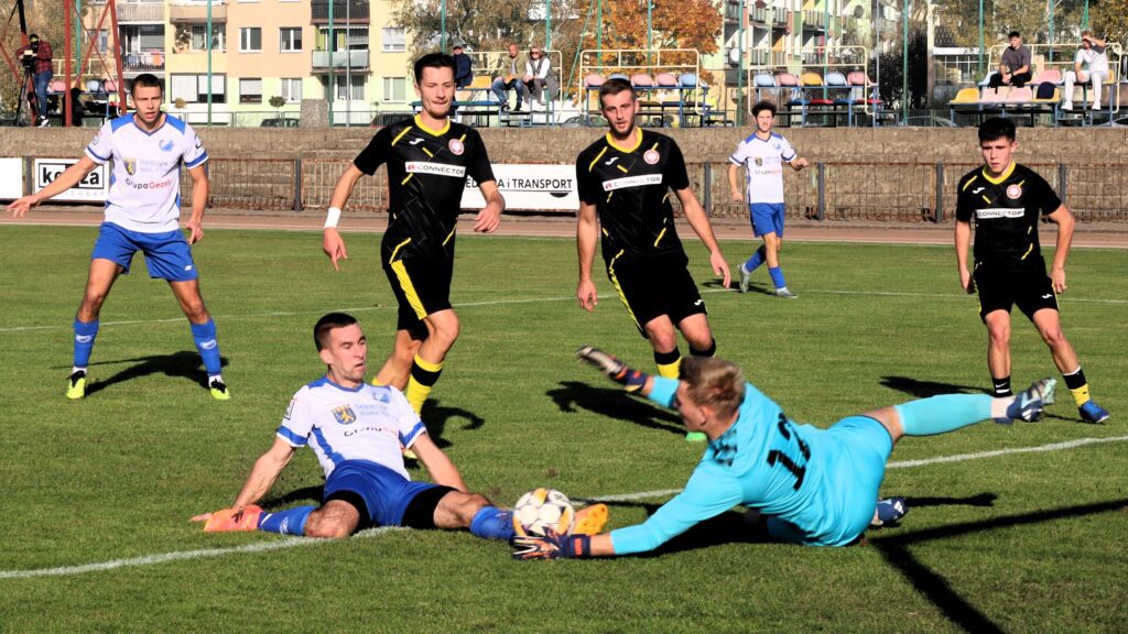 Siedmiu mężczyzn gra w piłkę