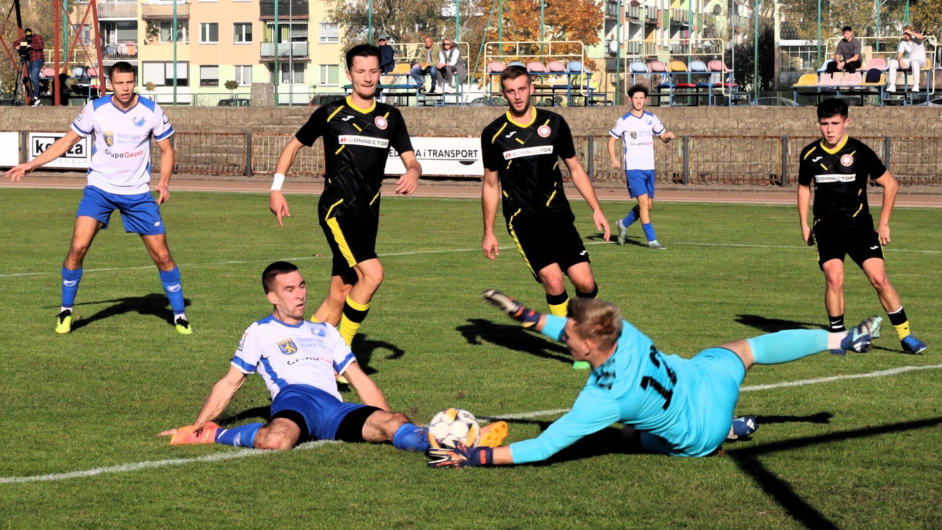 Siedmiu mężczyzn gra w piłkę  Górnik zepsuł Odrze święto Sensacja w Jasieniu WYNIKI
