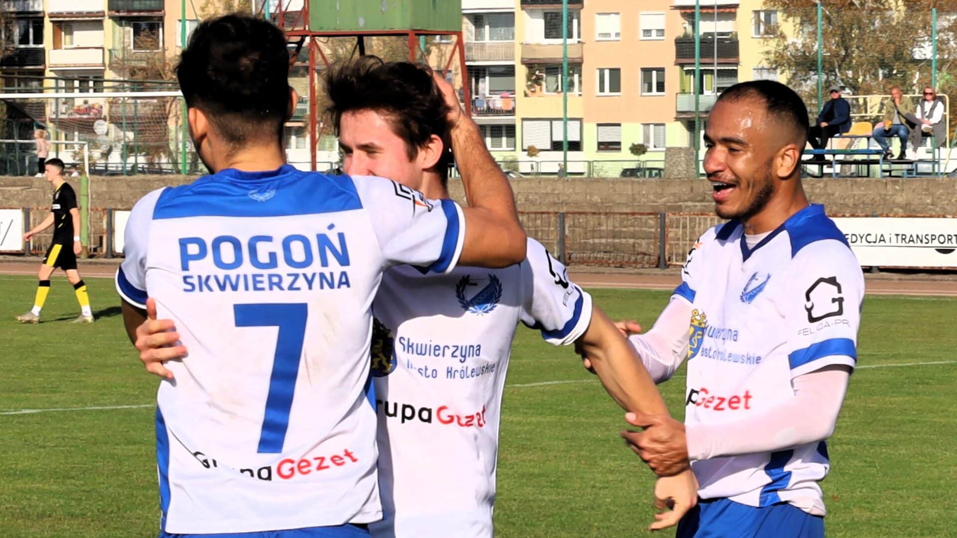 Trzech cieszących się mężczyzn w sportowych strojach  Pogoń rozbiła Dozamet Dublet Gorgiela ZDJĘCIA