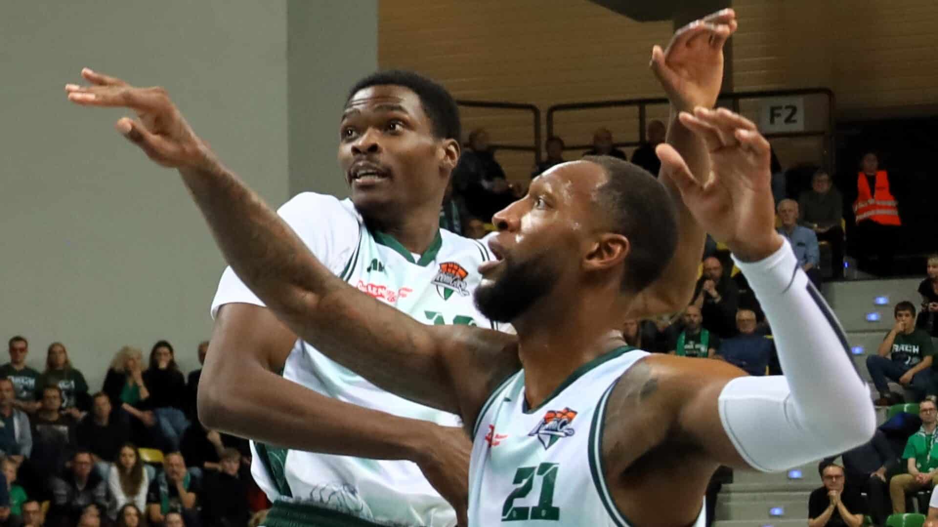 Dwóch mężczyzn w sportowych strojach  Jest pierwsze zwycięstwo Zastalu Hodge też grał ZDJĘCIA