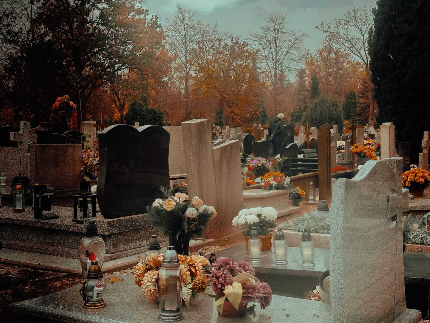 Nowa organizacja ruchu i darmowe autobusy na Wszystkich Świętych  Zmiany w organizacji ruchu i komunikacji miejskiej w okolicach cmentarza na 1 listopada