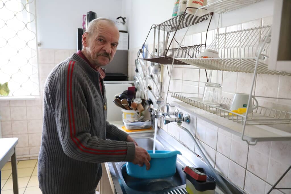 Pan Andrzej Ochremczuk dba o czystość w kuchni NDBO.