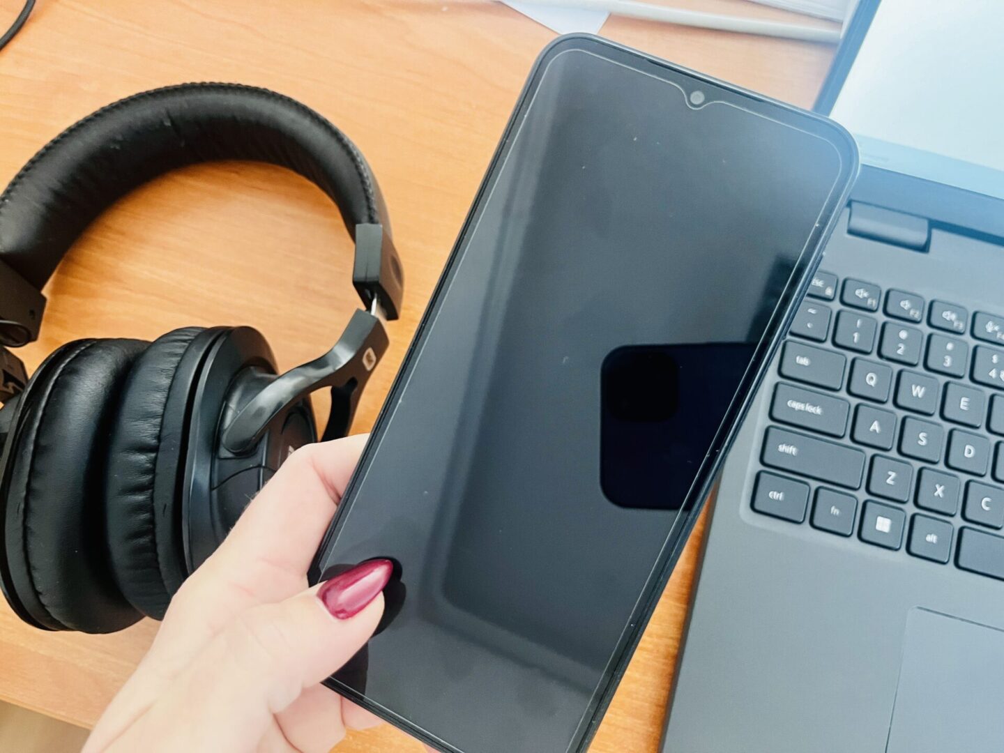 Warto zwracać uwagę na to, w jaki sposób korzystamy ze smartfona ręka trzymająca telefon Smartfonowy kark Lekarz przestrzega