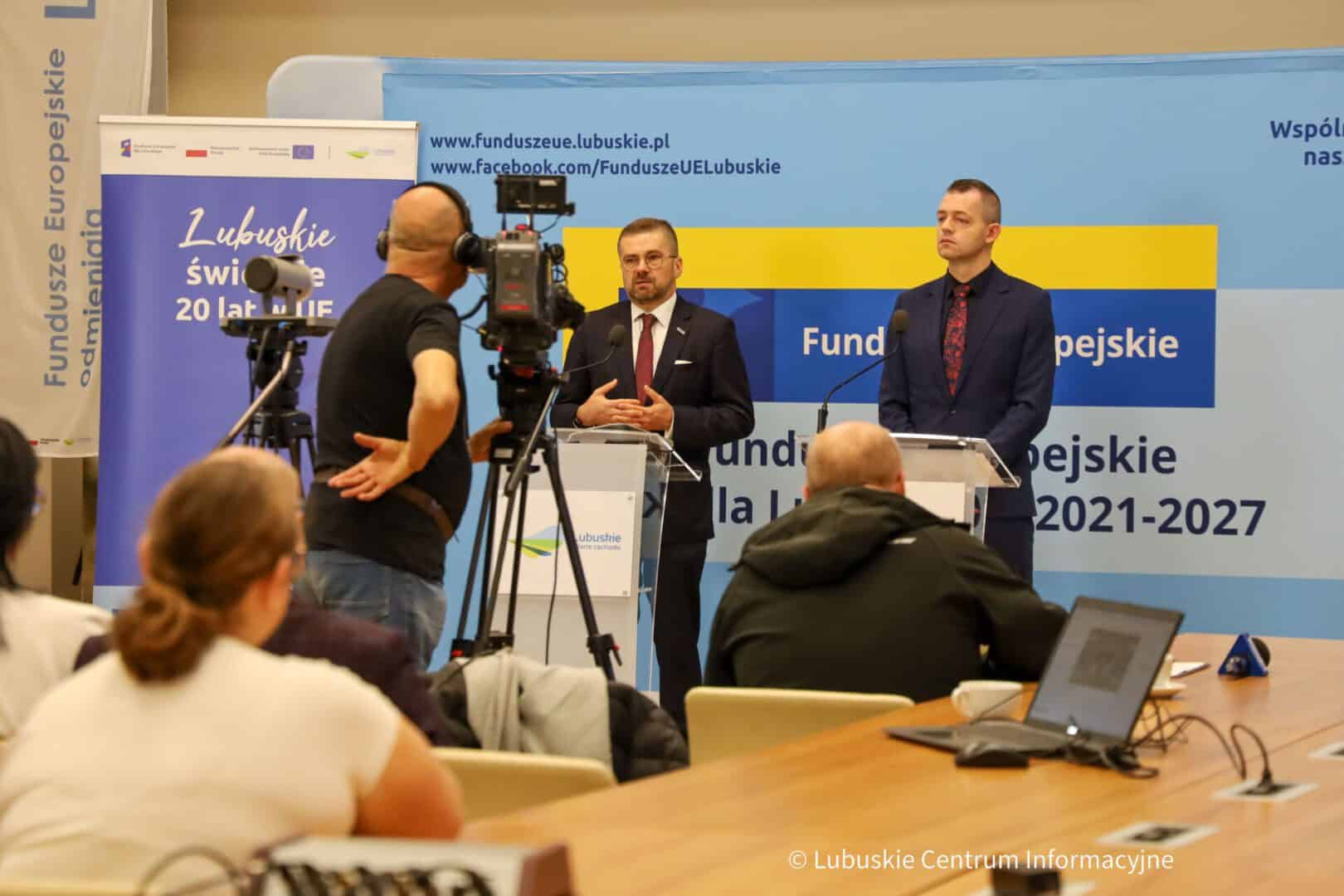 Konferencja prasowa dotycząca pożyczek dla lubuskich przedsiębiorców Na zdjęciu prelegenci oraz kamerzysta  Unijne pożyczki na rozwój lubuskich przedsiębiorstw WIDEO