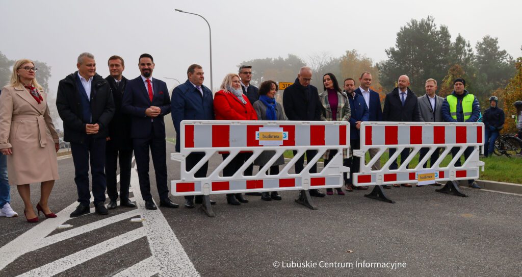 Na zdjęciu samorządowcy otwierają nową obwodnicę Nowej Soli.
