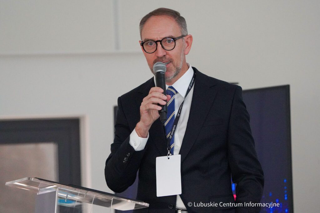 Systemy cyfrowe się rozwijają, więc ataków hakerskich będzie coraz więcej (WIDEO) Prezes zielonogórskiej firmy Perceptus Jacek Starościc podczas IT Security Days, które odbywały się w Parku Technologii Kosmicznych.