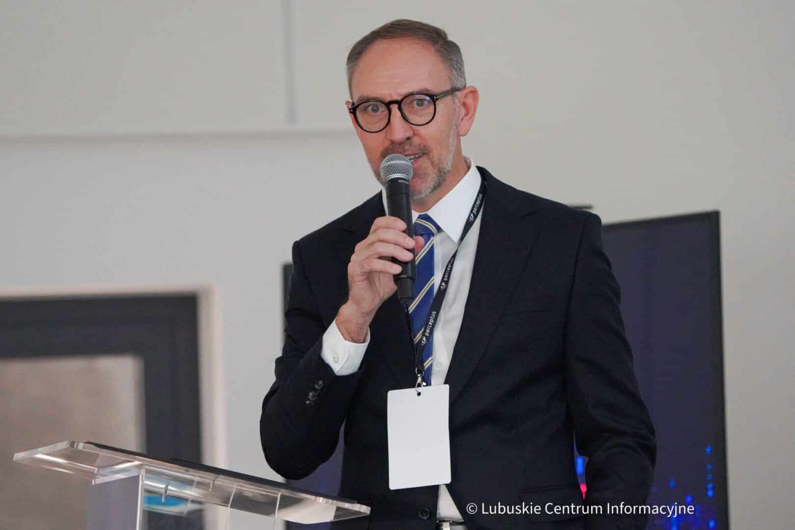 Prezes zielonogórskiej firmy Perceptus Jacek Starościc podczas IT Security Days które odbywały się w Parku Technologii Kosmicznych  Systemy cyfrowe się rozwijają więc ataków hakerskich będzie coraz więcej WIDEO