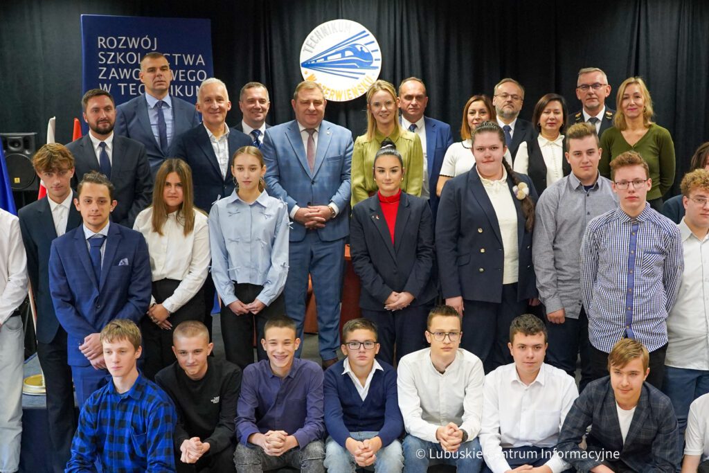 Kolej na techników kolejowych. W Czerwieńsku wykształcą specjalistów Na zdjęciu jest grupa uczniów z Wicemarszałkiem Grzegorzem Potęgą.