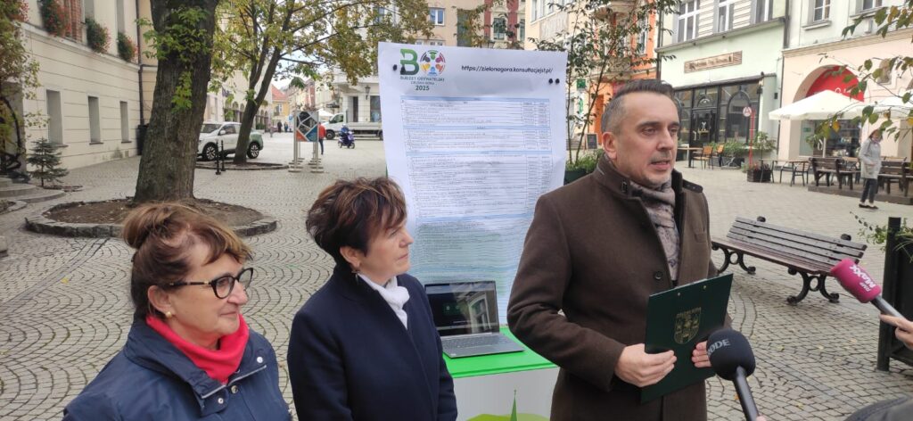Konferencja rasowa z udziałem 3 osób przed zielonogórskim ratuszem. Prezydent i radne zachęcają do głosowania w budżecie obywatelskim.