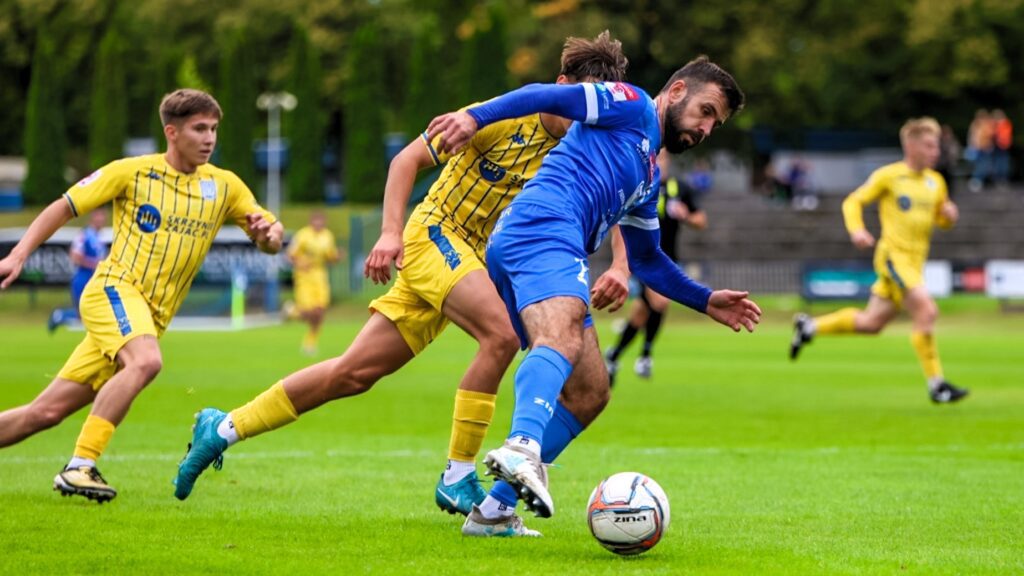 Mężczyźni grający w piłkę