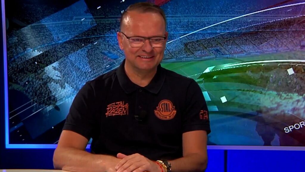 Mężczyzna w koszulce z napisem "Stal Gorzów"