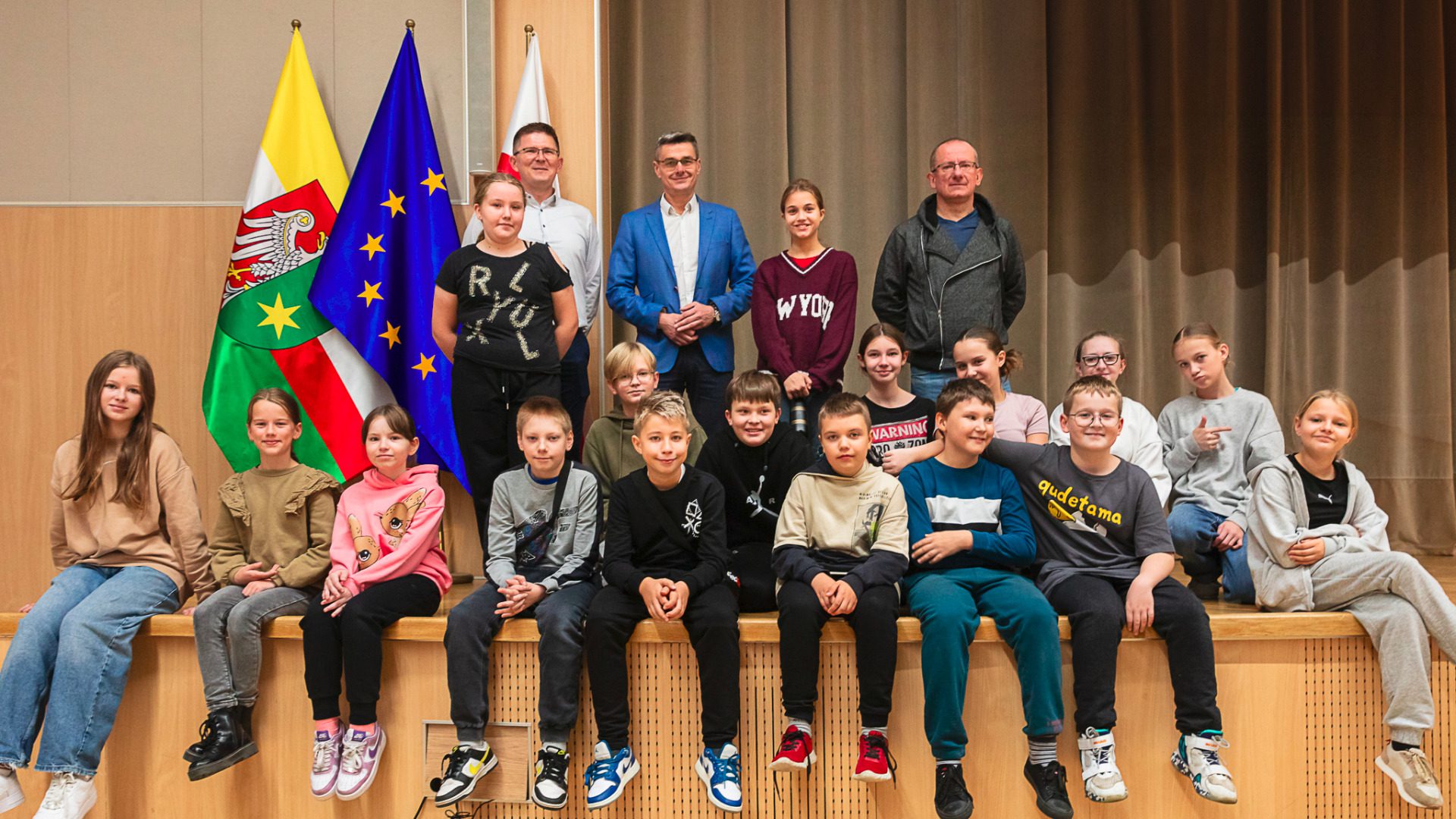 Wicemarszałek Sebastian Ciemnoczołowski ugościł lubuskich uczniów. Fot. Katarzyna Jach/lubuskie.pl Grupa osób a wśród nich dzieci oraz wicemarszałek lubuski Gdy dorosną będą rządzić województwem A póki co zadawali pytania wicemarszałkowi