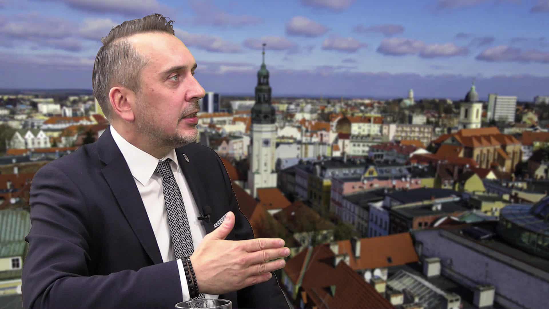 prezydent Zielonej Góry w studiu udzielający wywiadu  Pabierowski Depopulacja to duży problem Trzeba poprawiać jakość życia