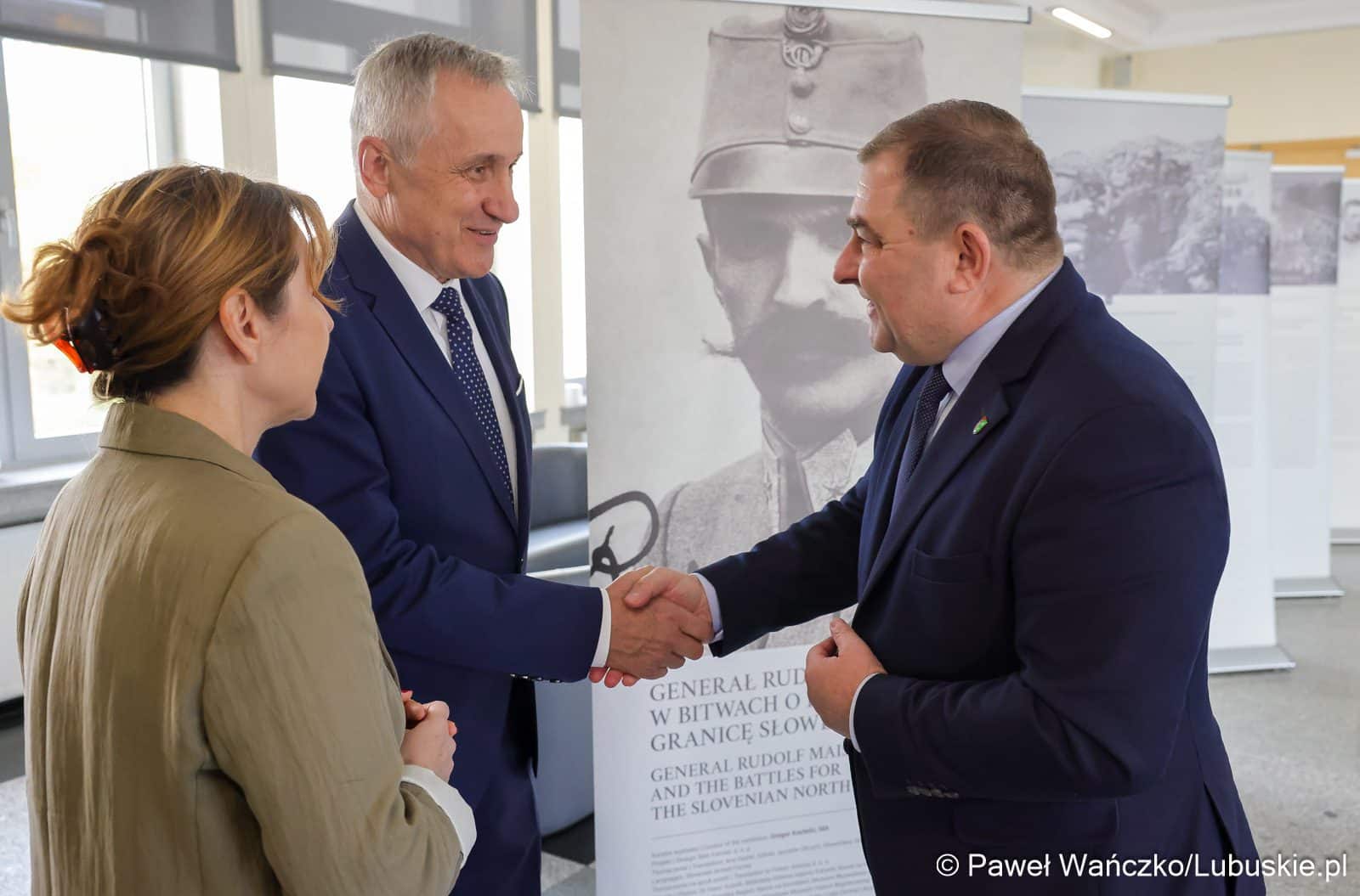 Ambasador Słowenii w Lubuskim podaje rękę Grzegorzowi Potędze  Ambasador Republiki Słowenii w Lubuskiem